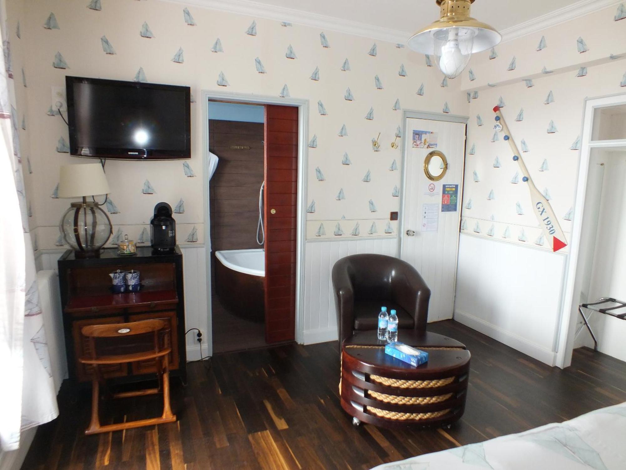 Hotel - Restaurant - Salon De The Le Beausejour Tregastel Ruang foto